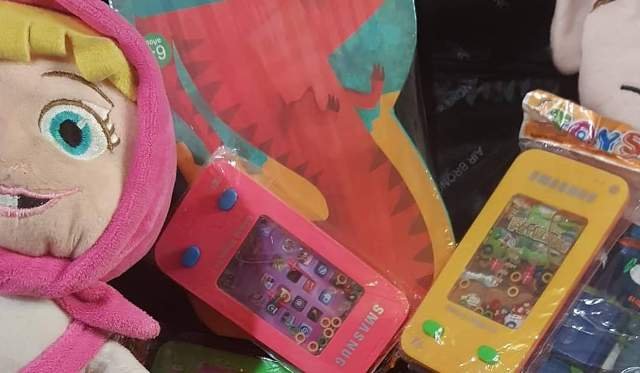 Jouets et cadeaux préparés pour des enfants par Caricon Club