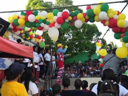 Arche de ballons et rassemblement communautaire lors de la Gran Cena Navideña de la Fundación Rincón de Luz, Saint-Domingue, République dominicaine
